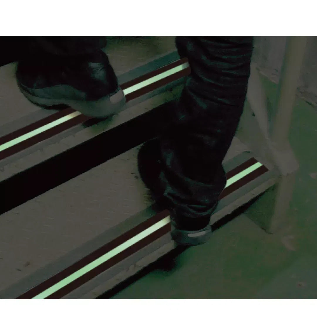 Banda adeziva antiderapare, din particule minerale, 5m, neagra cu dunga fosforescenta