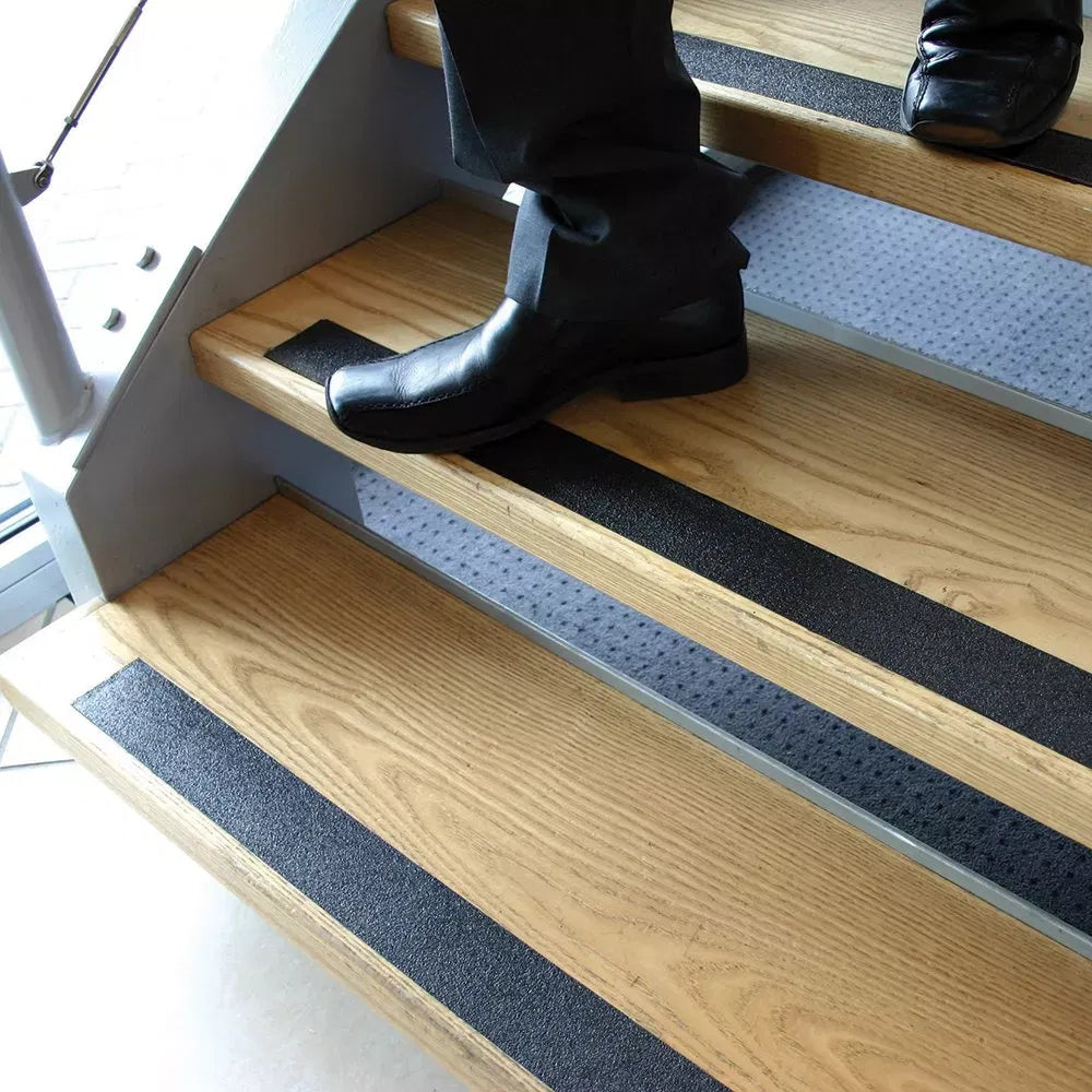 Banda antiderapare, din granule abrazive, autoadeziva, 5m, neagra