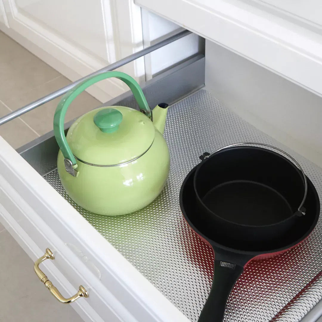 Folie antialunecare sertare si etajere, din PVC, 1.5m, metalizata