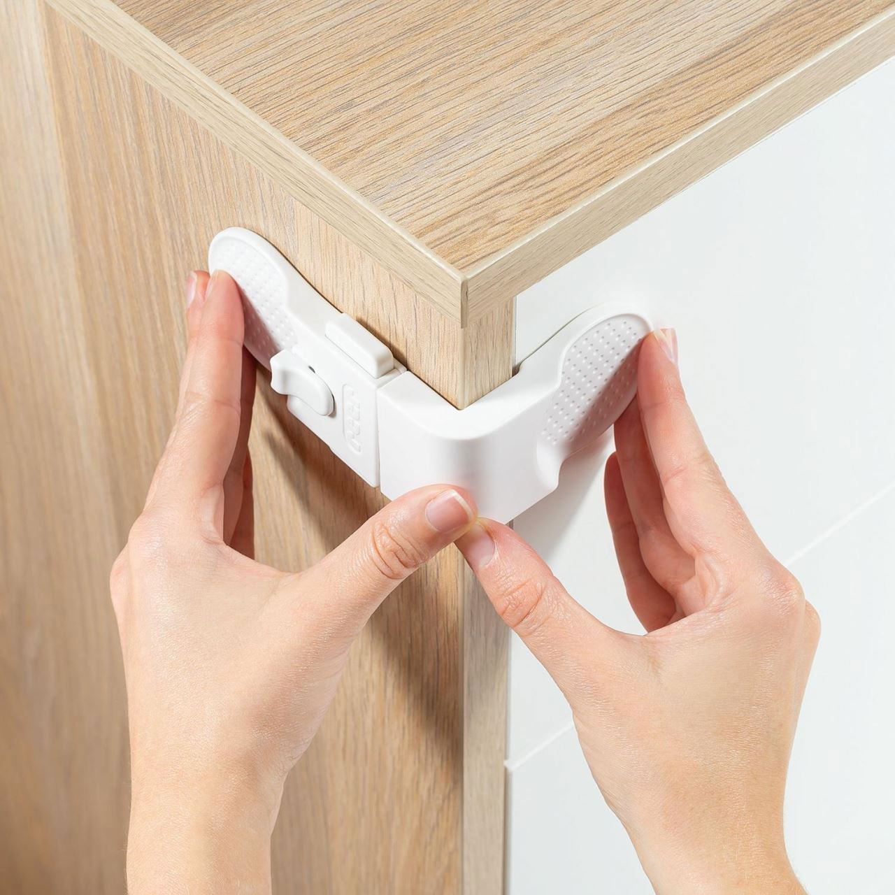 Set 3 sigurante pentru blocare sertare si usi de dulapuri REER 71080